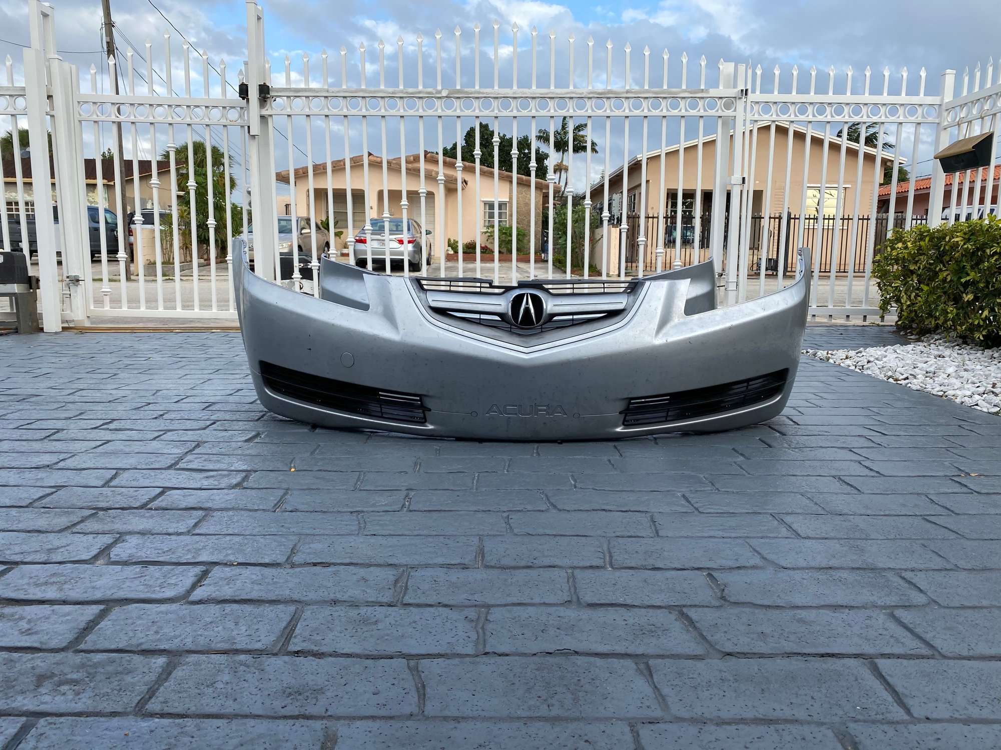 SOLD 0406 TL Front bumper with grille and bumper plugs AcuraZine