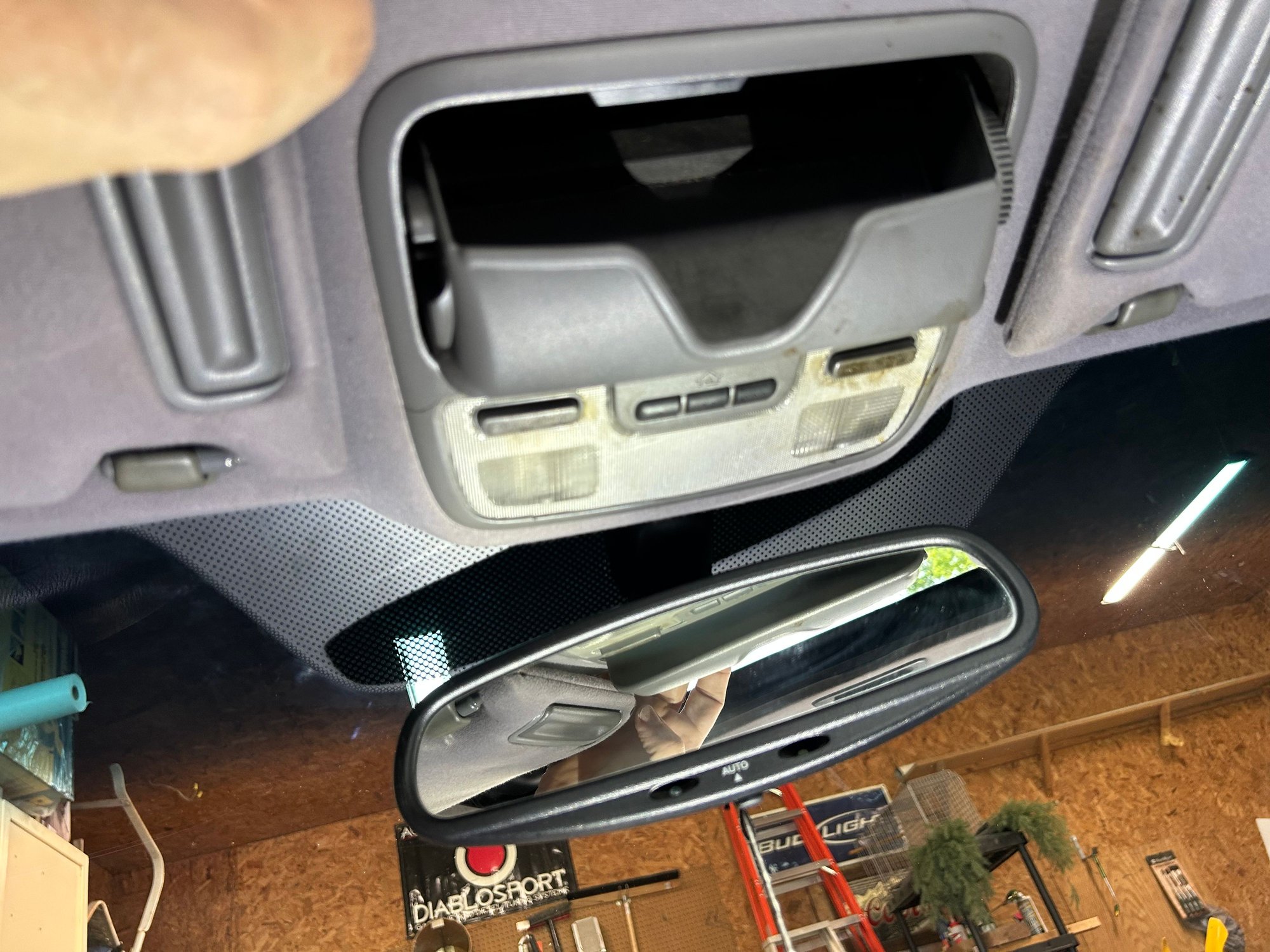 center ceiling console glasses holder/light switch unit open