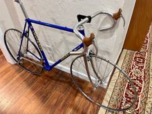 SR seatpost, 1/A black stem and 64 bars with SR levers, starting to look like a real bike...