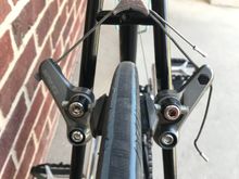 XCD brakes with matching Suntour branded pads that look an awful lot like Kool-Stop eagle claw pads