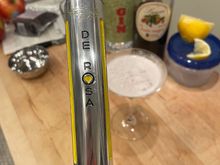 2 oz gin
3/4 oz lemon juice
1/2 oz combiner fruit rouges
1/2 oz simple syrup
1 egg white. 