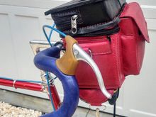 Side view with rings (behind brake lever) for shoulder strap.