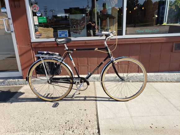 Out for a coffee run, the rack has been polished and reattached. Swapped the block pedals with rolling rubber blocks for a pair of Wald rat trap pedals dug out of the Co-Op's used 1/2" pedal bin. Added $2.50 to the project. 
