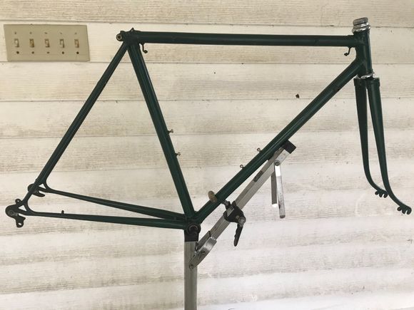 Interesting geometry - 52 cm to top with a 54.5 cm top tube, around 74 degree head tube with a 73 degree seat tube - but gobs and gobs o' clearance!