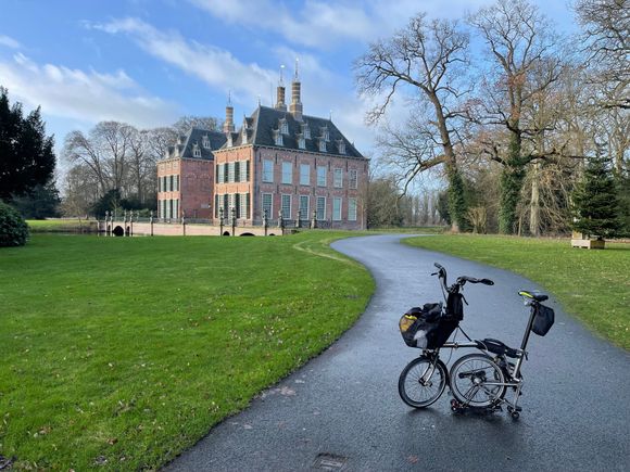 Somewhere between Leiden and The Hague, I encountered this historic mansion. 
