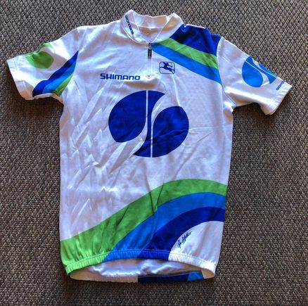 Similar colorway, dissimilar pattern, no Dura Ace branding.