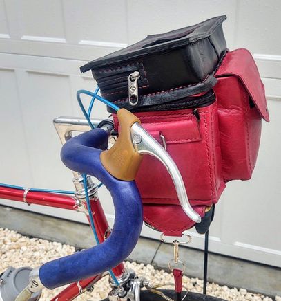 Side view with rings (behind brake lever) for shoulder strap.