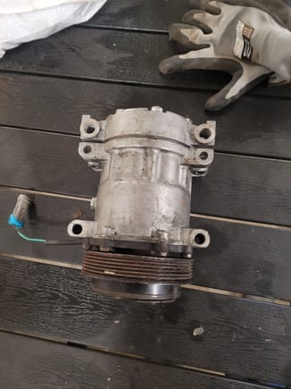 Picture 2 of the AC compressor for sale