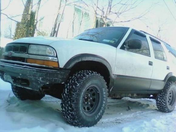 31x10.50x15 mastercraft courser mt
15x7 unique wagon wheels
t-bar crank and custom 3" rear shackles