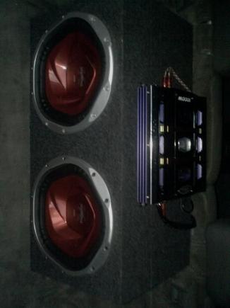 NOTHING SPECIAL :
2 12" SONY XPLODS
1000 WATT BOSS AMP