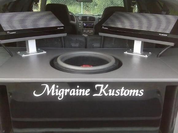2 soundstream Amps and one 15' DD sub.