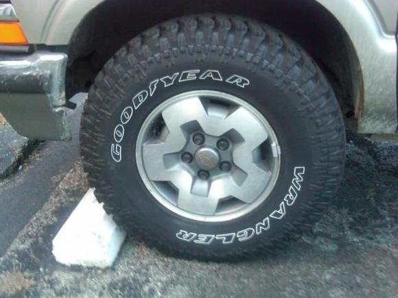 31x10.5x15 Goodyear Wrangler Authorities