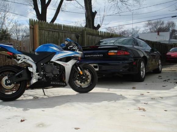98 Camaro 3.8, t-tops, leather interior, power everything. Oh and this is like the day after I bought the bike, so it's virtually stock. Doesn't look like that now