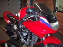 Honda CBR 1000F Zijaanzicht Rechts, tijdens gtote onderhoudsbeurt op 70.000 km

Bouwjaar: 12/04/1996