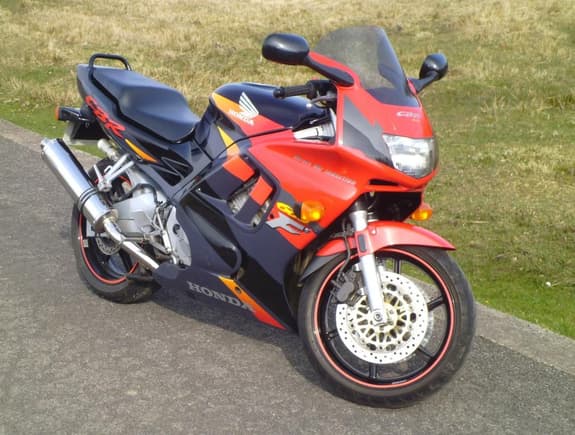 This is my old cbr.. had it for nearly three years... she has been my only form of transport and is an excellent bike.. but three of the exhaust studs have failed and its blowing... gonna try and get it fixed but can't afford to be off the road.. that's why I bought the other one, because my rack and Givi box should bolt straight on..