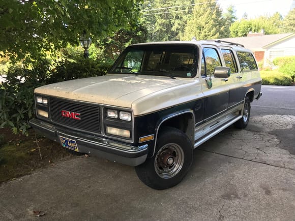 “Big Brown” as the kids like to call her. 1989 GMC V2500 Suburban. Faulty wiper switch or controller module thingy. But... not the same wiper motor and controller that most of the rest of the Chevy/GMC world seems to have gotten in this era.