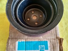 NOS 3 groove pulley. GM part # 409807. 5 3/4" round x 3" deep. Has a very very small nick on outer edge. I believe this is for a 72 Cutlass/442 with A/C.
350-455. Pulley has no stampings on it. $40.