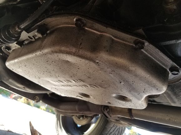 Guys on the community told me to check out the transmission pan, looks like a TH400