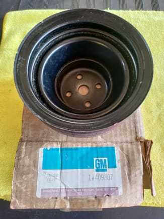 NOS 3 groove pulley. GM part # 409807. 5 3/4" round x 3" deep. Has a very very small nick on outer edge. I believe this is for a 72 Cutlass/442 with A/C.
350-455. Pulley has no stampings on it. $40.