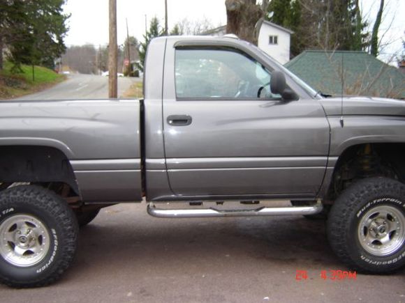 Dodge 1999 004 Seemd to be lifted 6inchs on the front, but there is no blocks. On the rear there are 5.5 inchs of blocks