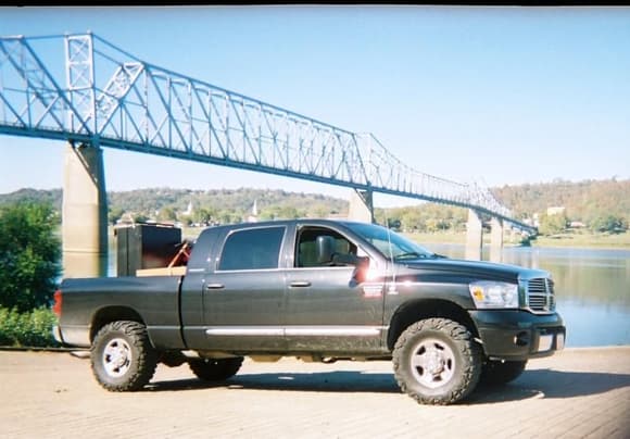 ohio river bridge between kentucky and indiana
before leveling kit with 35's