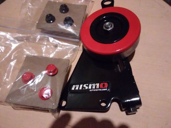 Refurbished and custom like brand new comes with two sets of bolts on set red one side black custom nismo lol