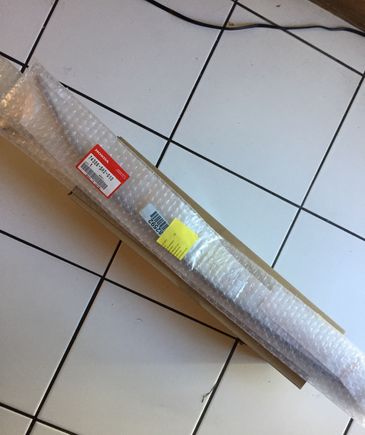 Just picked up new door sashes and roof moldings. Have a couple more things on the way/ in the works for the crx. Pretty excited to be back on this thing 