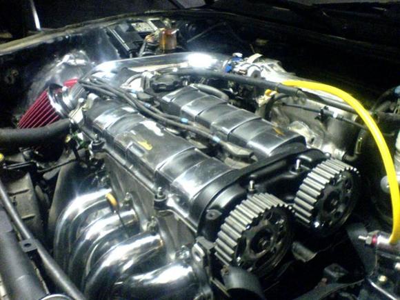 A view of the enginebay, the POS filter was replaced with an Apexi one.