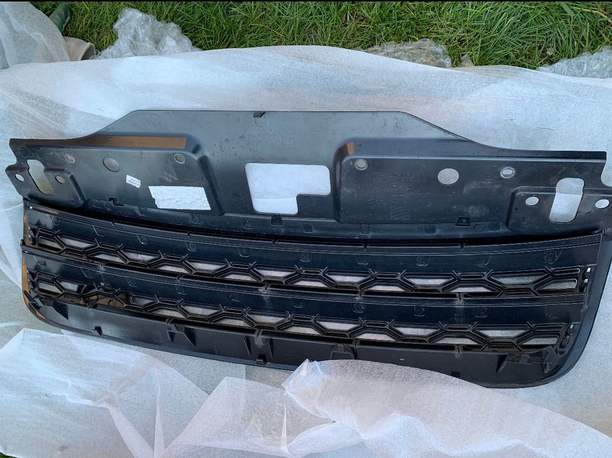 Exterior Body Parts - Used Discovery 5 front grille - Used - 2017 to 2020 Land Rover Discovery - Mt. Olive, NJ 07836, United States