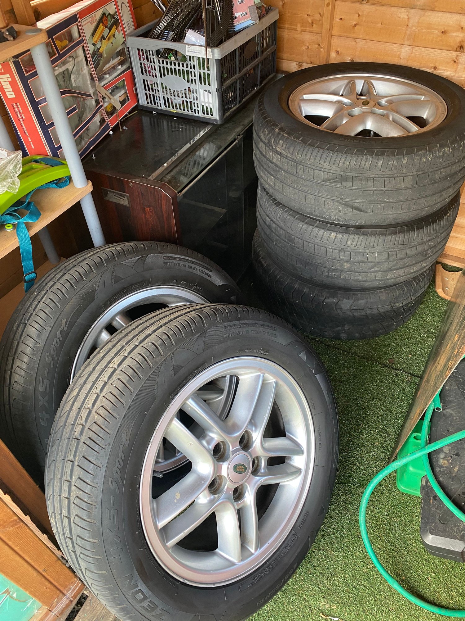 Wheels and Tires/Axles - D2/Range rover 18 inch alloys with tyres set of 5 with spare wheel cover - Used - 2002 to 2003 Land Rover Discovery - Rushden NN10, United Kingdom