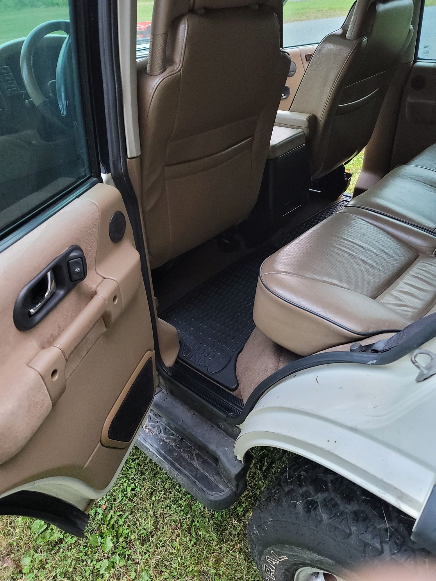 2001 Land Rover Discovery - 2001 Land Rover Discovery 2 - Used - VIN Salty123456789 - 230,000 Miles - 8 cyl - AWD - Automatic - White - Ne, PA 18235, United States