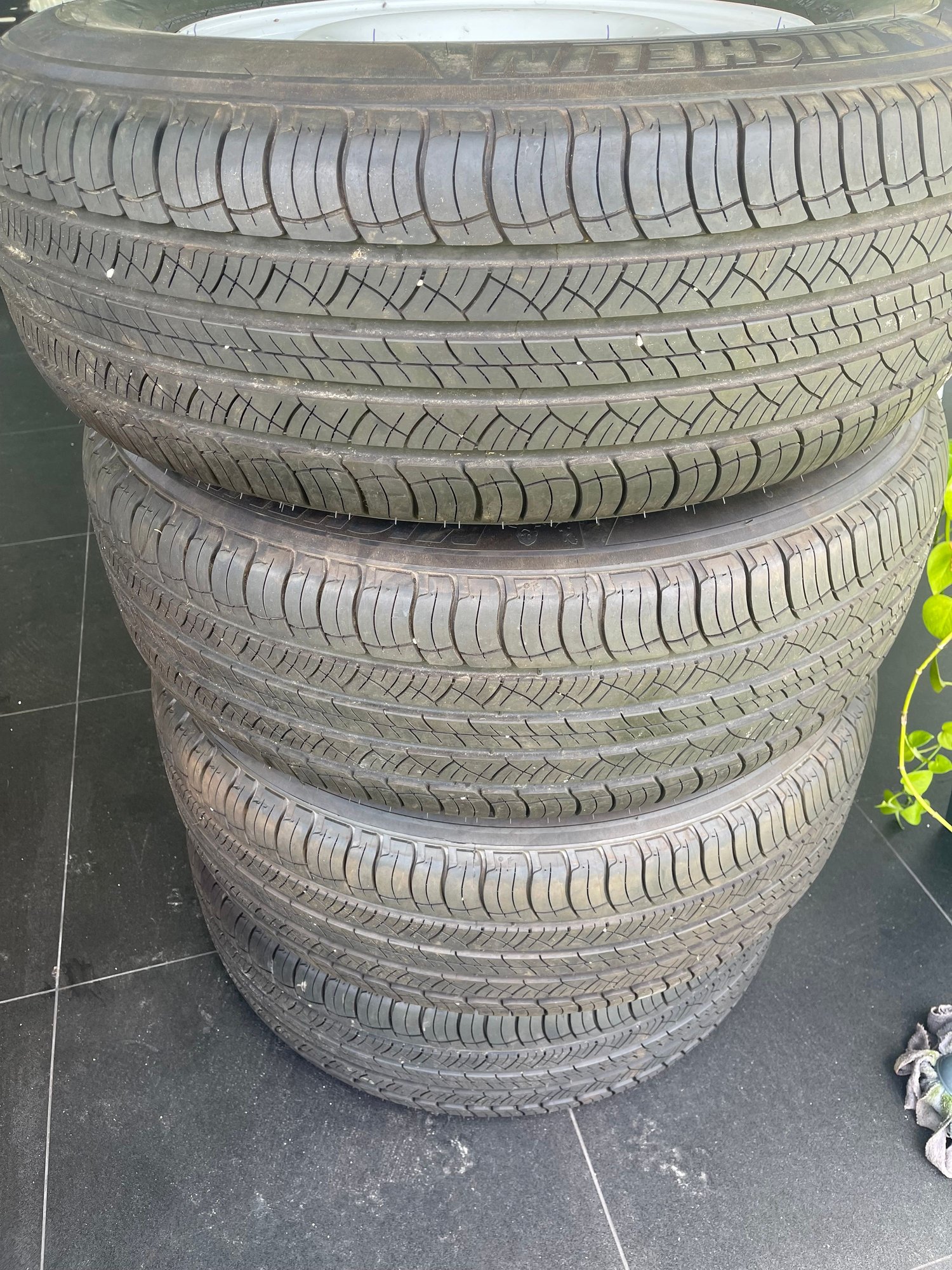 Drivetrain - 5 white steel wheels with Michelin tires,lug nuts and center caps - Used - 2020 to 2024 Land Rover Defender 110 - Miramar, FL 33023, United States