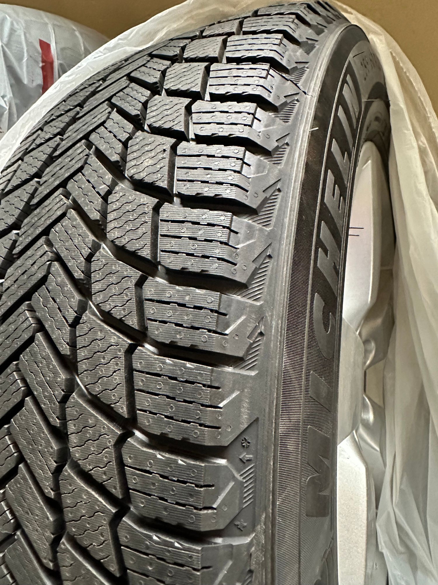 Wheels and Tires/Axles - 2023 Defender 110se, 5 20" OEM Wheels/Michelin X-Ice Snow tires with TPMS, 300 miles - Used - All Years  All Models - Carbondale, CO 81623, United States