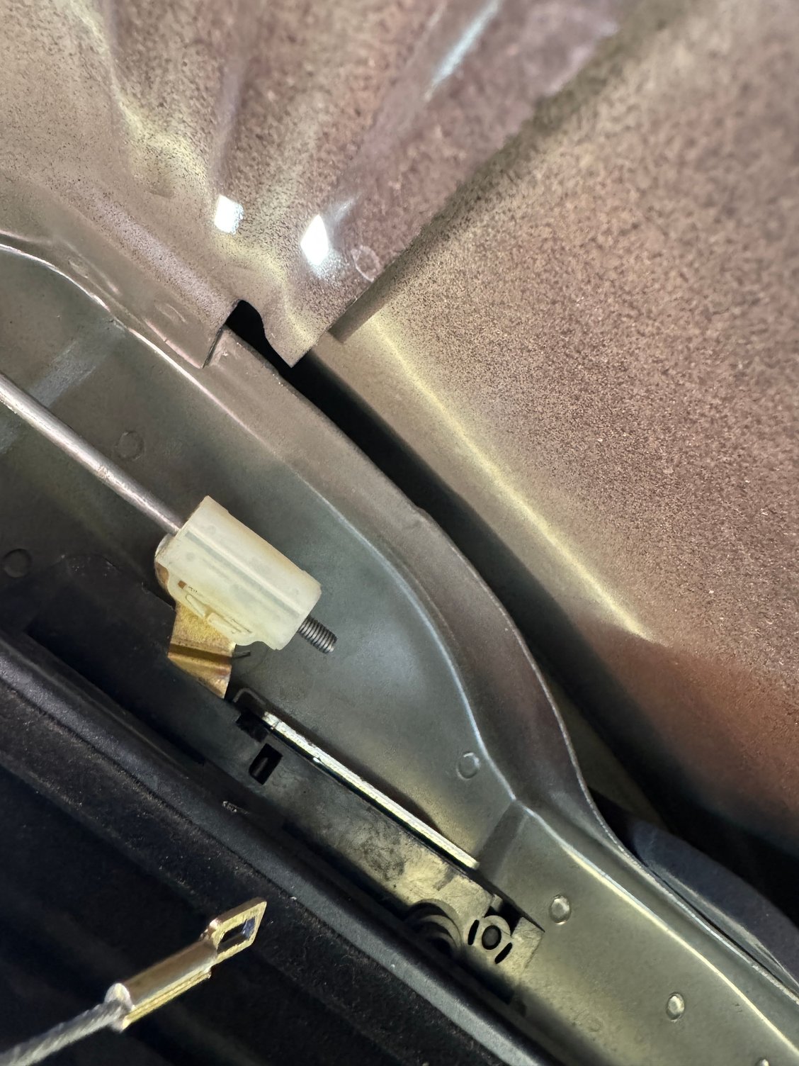 Clip holding rod from Exterior Door Handle to Latch