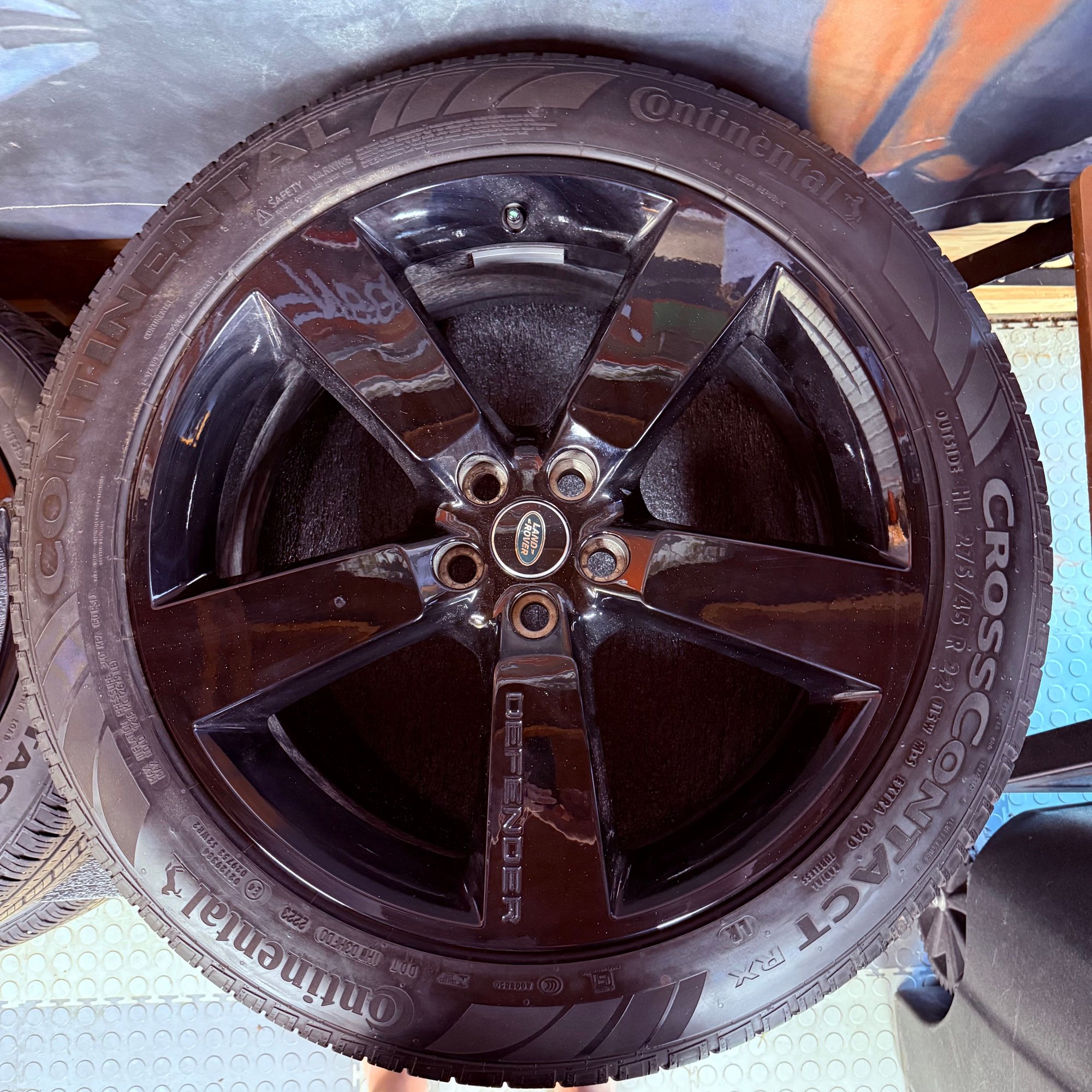 Wheels and Tires/Axles - Excellent Factory 22 Wheels and Tires from a 2023 Defender 90 - Used - 2021 to 2024  All Models - Naperville, IL 60564, United States