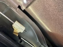 Clip holding rod from Exterior Door Handle to Latch