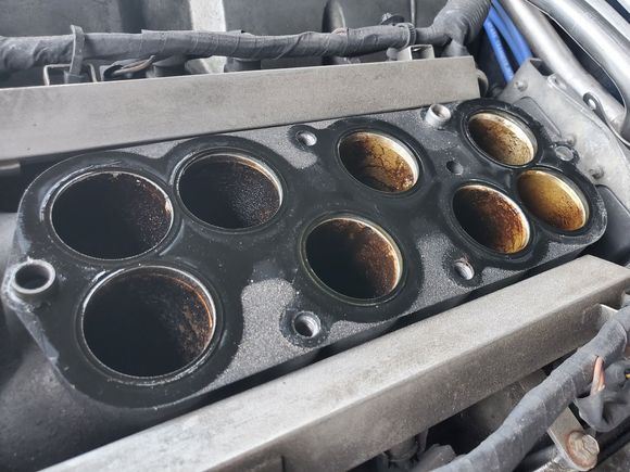 See how wet it is the upper face of the gasket, and how dirty the 4 closest intakes to the front.