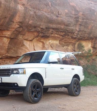 Range Rover L322 with 2 inch Johnson Rod lift kit and 275-55-18 tires.