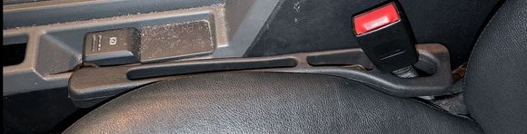 LR3 seat gap filler