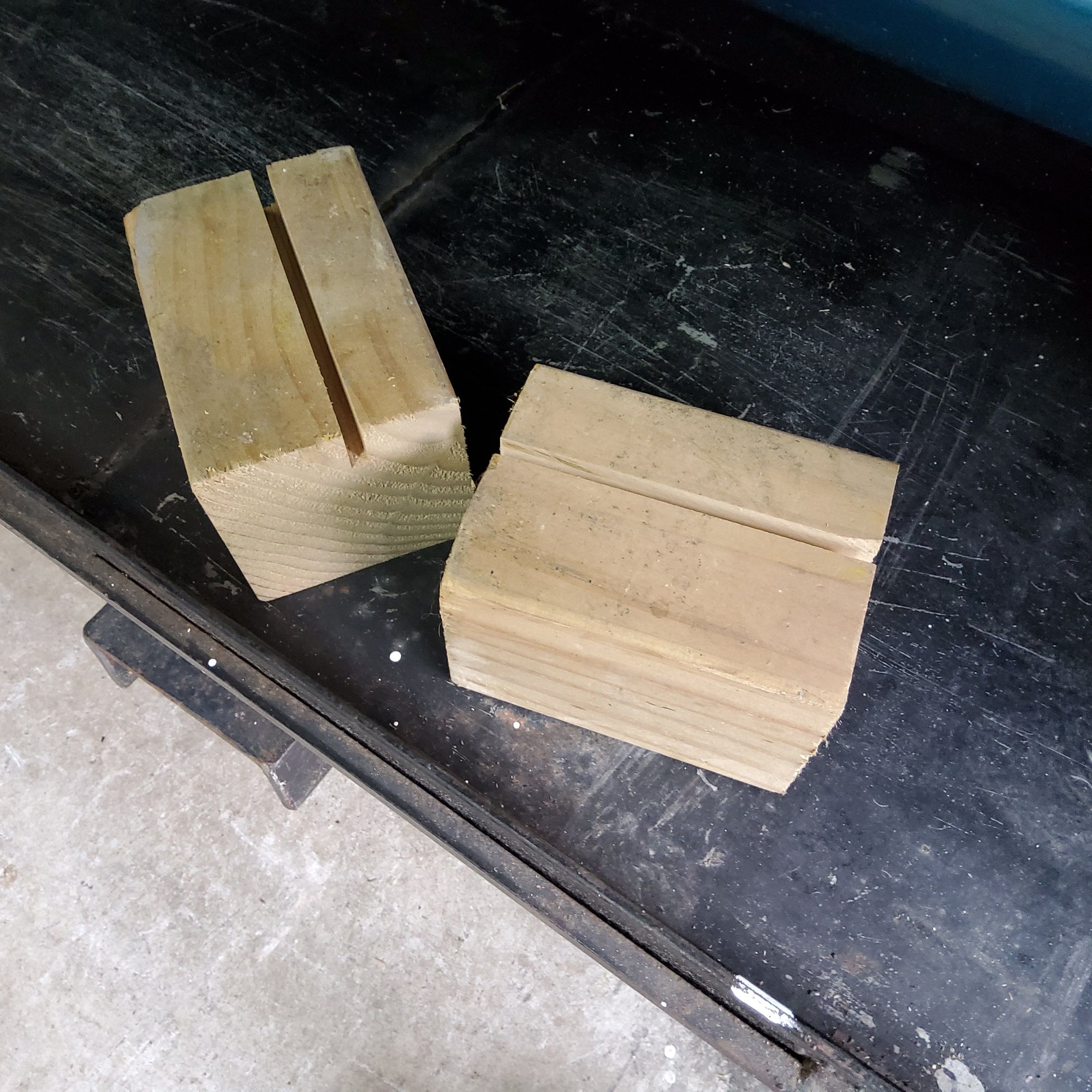 Blocks to support the seam Weld for supporting the car when I remove the axle / diff