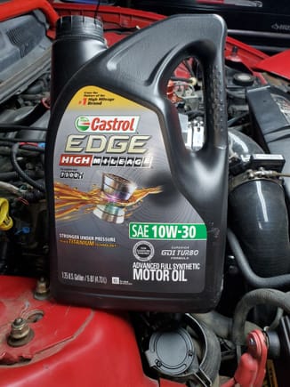 Last bit called for an oil change to get all the old oil out and run some fresh oil in the turbo and engine. I perder Castrol Synthetic, and with the turbo i opt for a slightly heavier grade oil. unfortuanly forgot to, or lost, the 6th quart so i had to add a half a quart of royal purple i had laying around. oh well, added zinc and phosphorus at least lol