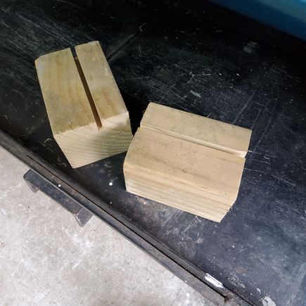 Blocks to support the seam Weld for supporting the car when I remove the axle / diff