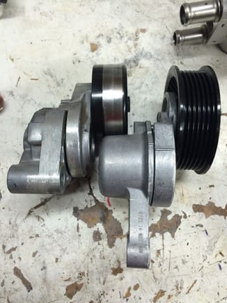 LS1 tensioner on left. Note that the ribbed pulley shown on the L99 tensioner (right) is included in the sale. The smooth pulley is not included.