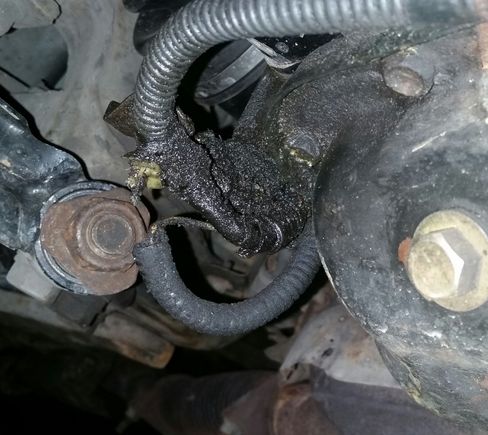As you can see, there seems to be a bit of unprotected wiring. Maybe it's just me. I don't know how they're supposed to look down here.