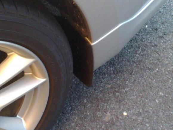 I zoomed in all the way to highlight two screw which I had to drill into the bumper. If you notice, I did not use any hex head screws or anything. I just used the ones that came with the Nissan splash guards. Also, I screwed the hard rubber mud flaps along with the Nissan splash guards.
