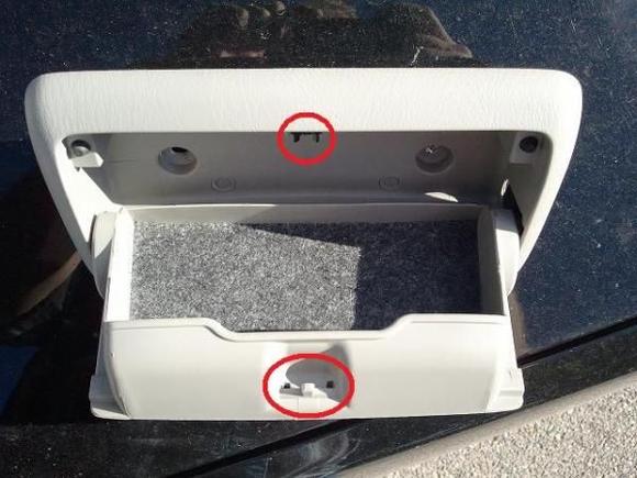 5.5 Gen sunglasses holder. You can see the mechanism that operates the open and close functions.