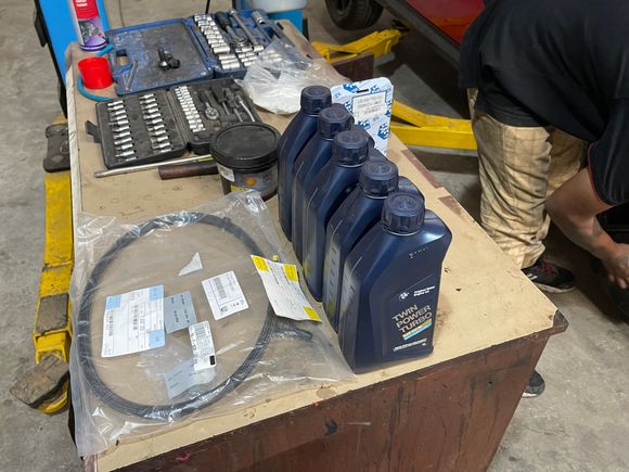 All the parts neatly assembled. 5 litres of BMW recommended LL01FE Engine Oil. From BMW India.