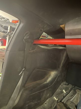 Roll bar tucked up behind stock plastics 