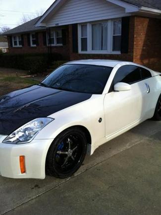 Good picture of wheels and caliper. Old hood was removed.