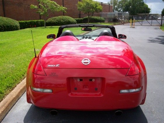 6/08 (Orlando, FL) Dealer Pics before I bought the car.

Badges? Badges? We don't need no stinkin' badges! These will go when it gets home.